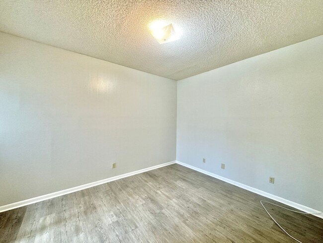 Building Photo - Ground Floor Condo - Park Lake