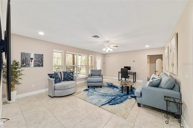 Building Photo - 1706 SW 27th St