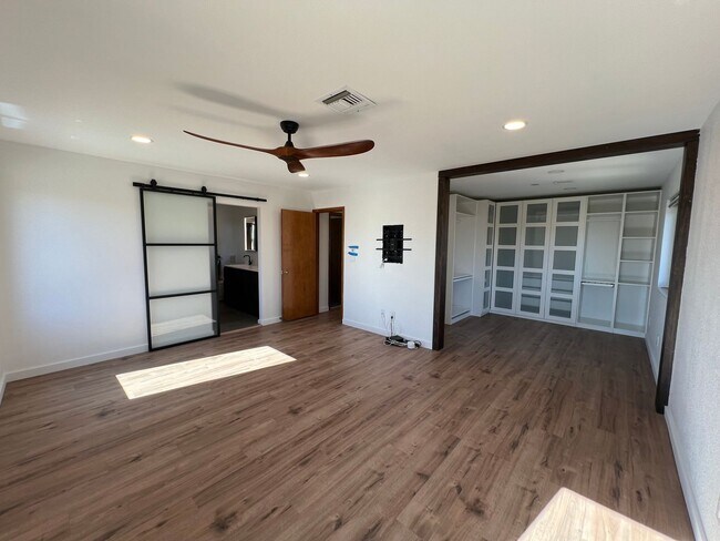 Building Photo - POOL HOME IN SHEFFIELD ESTATES!