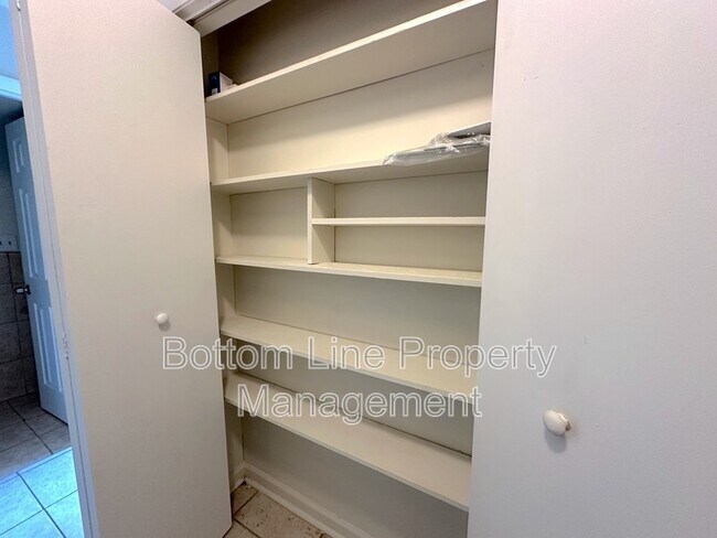 Building Photo - 6925 Stonington Ln