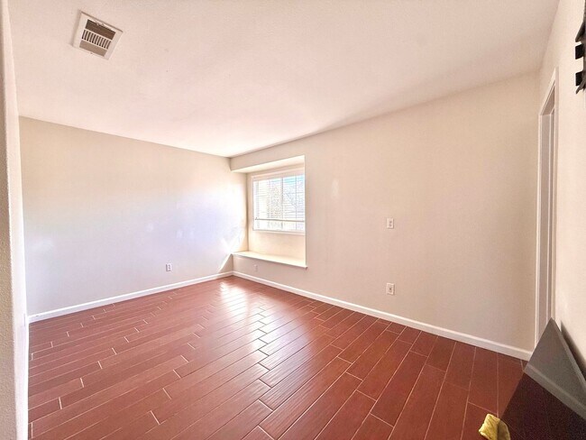 Building Photo - Two Story Four Bedroom home for lease in Jurupa Valley $3,395