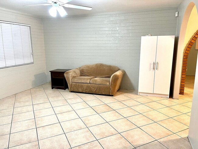 Building Photo - 4 Bedroom Single Family Home in Phoenix