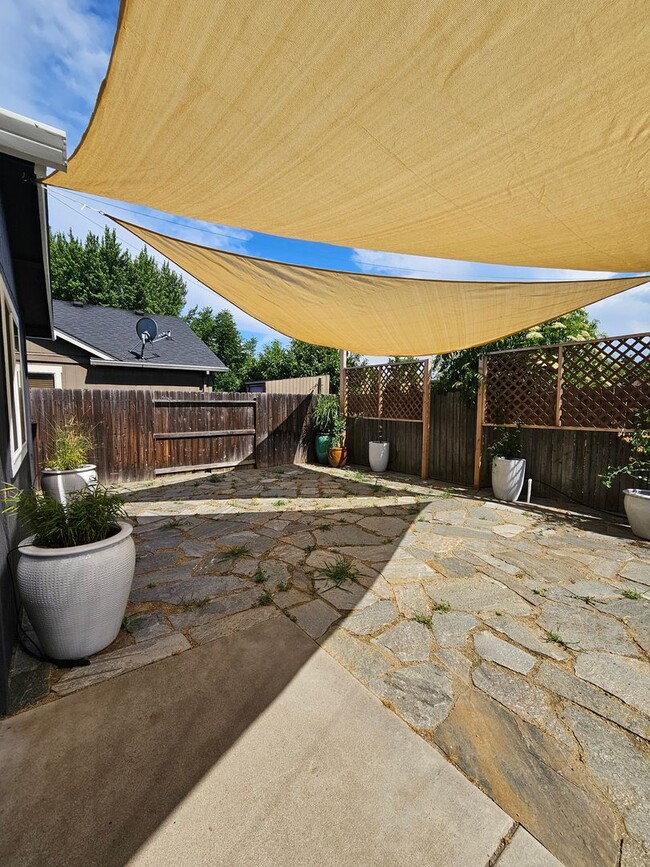 Building Photo - Beautiful Home near Schools and a Large Park!