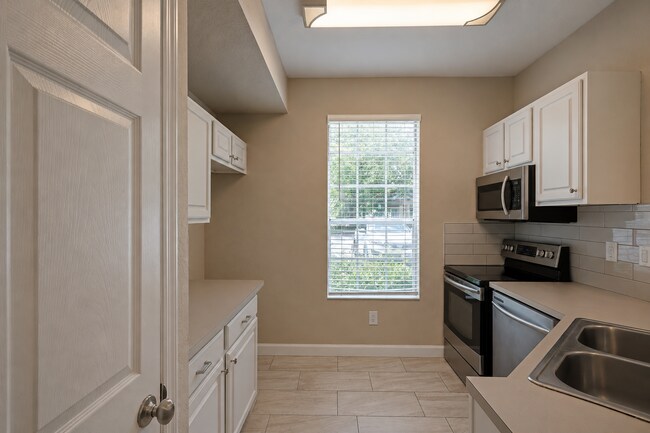 Building Photo - 13700 Richmond Park Dr N