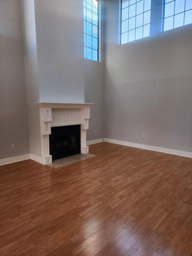 Building Photo - Three Bedroom Charming Neighborhood