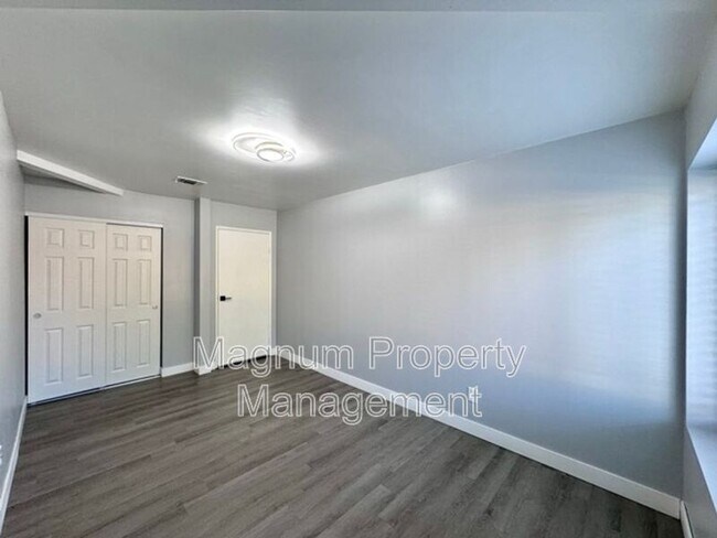 Building Photo - 45627 Clubhouse Dr