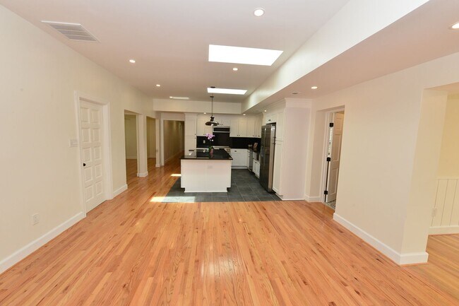 Building Photo - 817 Englewood Dr