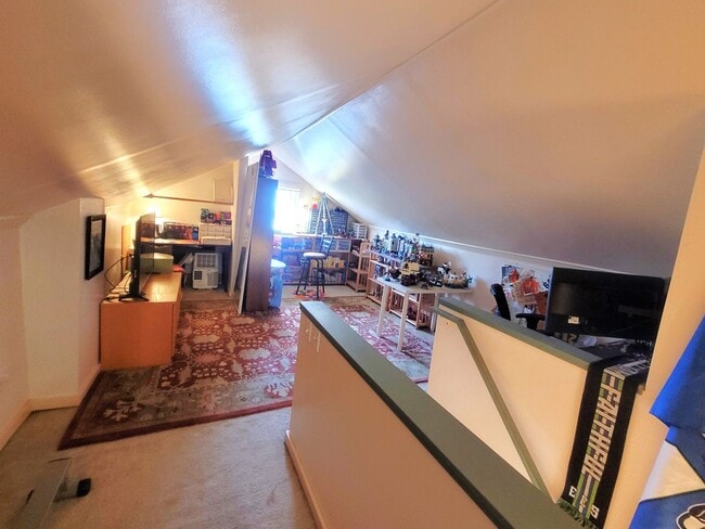 Building Photo - Charming Three Bedroom Home with Large Fen...