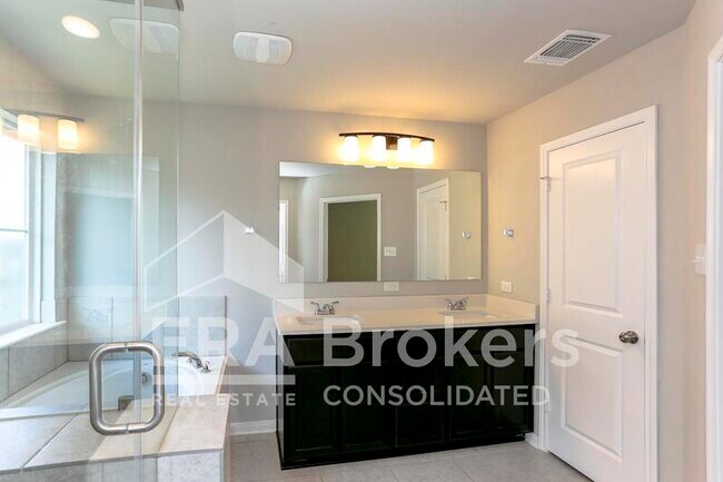 Building Photo - 6402 Golden Gate Dr