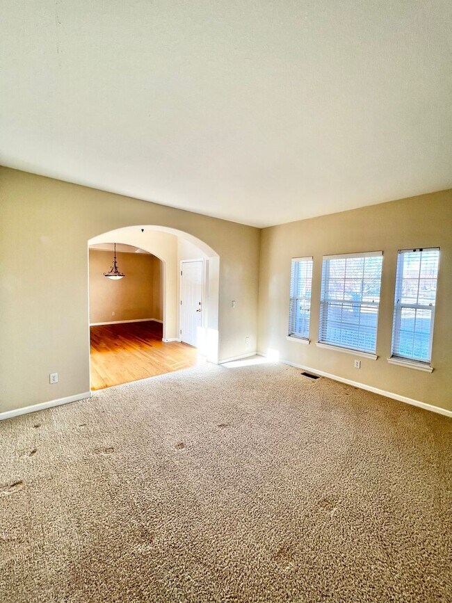 Building Photo - 4 bed, 3 bath Home in Huntington Hills Nei...