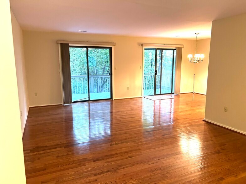 Living room area, showing double sliders to large deck - 443 Lynetree Dr