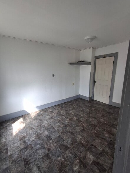 Building Photo - 1558 N Main St