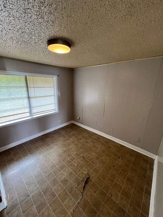 Building Photo - 919 Pine Tree Dr