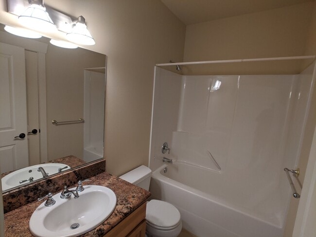 Building Photo - Very nice 2 bed, 2 bath, 1 car garage in S...