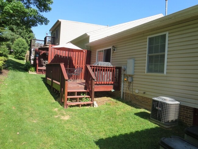 Building Photo - Spacious 2-Level Townhouse