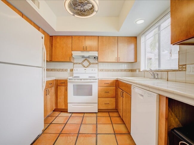 Building Photo - 2 Bedroom 2 Bathroom