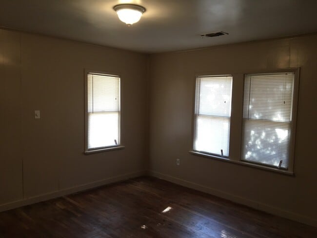 Building Photo - Very cute 2 Bedroom 1 Bath with Bonus Room.