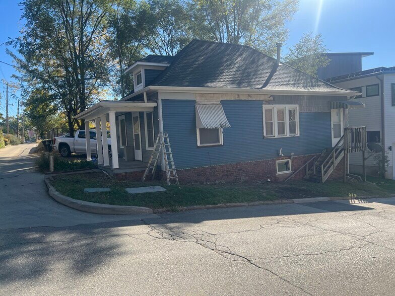 Building Photo - 611 19th St