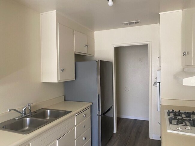Building Photo - Large floorplan