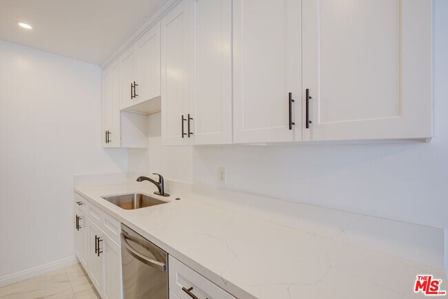Building Photo - 1643 N Formosa Ave