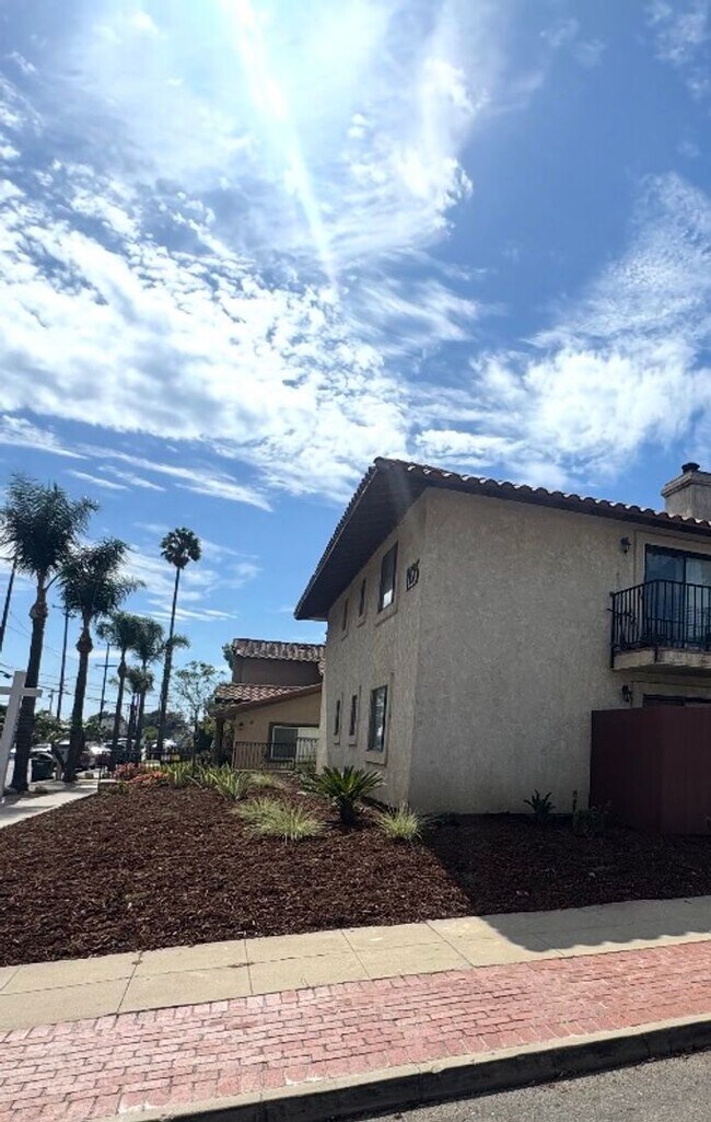 Building Photo - 1125 E Ventura St