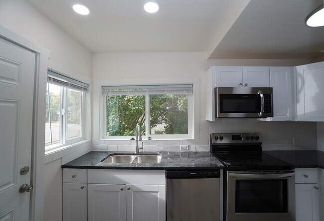 Building Photo - 1724 6th St S