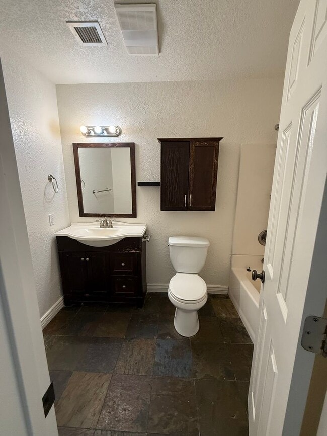 Building Photo - 4 bedroom 2 bath-contact Property Pros for more information