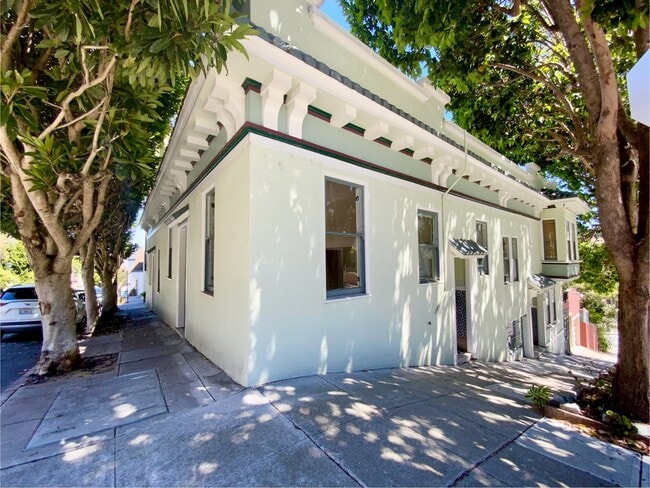 Building Photo - TOP FLOOR 1BR. Remodeled! W/D IN-UNIT! Dishwasher!