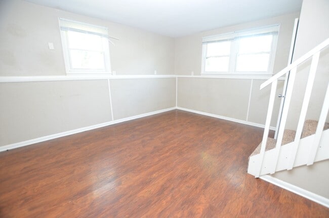 Building Photo - Cute Move-in Ready Duplex!