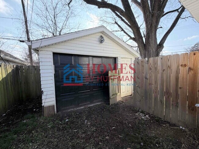 Building Photo - Three Bedroom House | Move in Ready