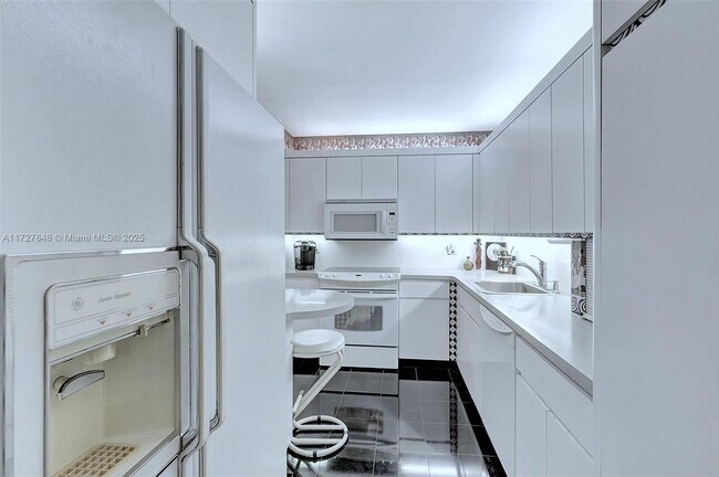 Building Photo - 5005 Collins Ave