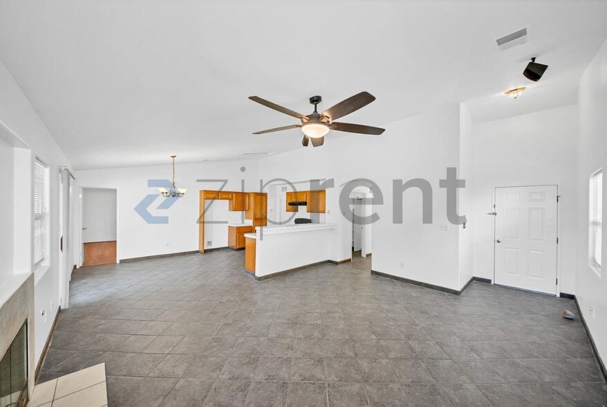Building Photo - Unit