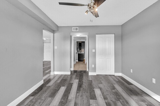 Building Photo - 2820 N Oakland Forest Dr