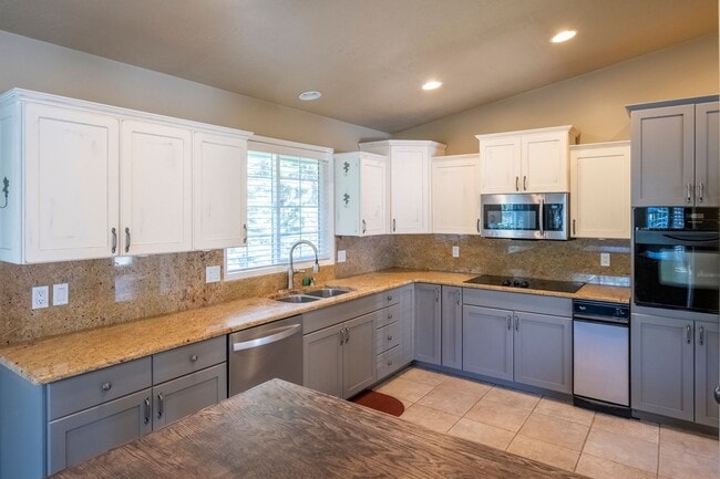 Building Photo - Large corner lot home in desirable Woodland Heights.