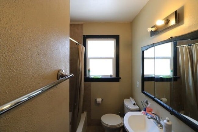 Building Photo - Large 5 Bed 2 Bath Duplex in Provo