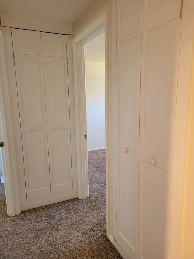 Building Photo - Nice 3 bedroom 1 & 1/2 bathroom home