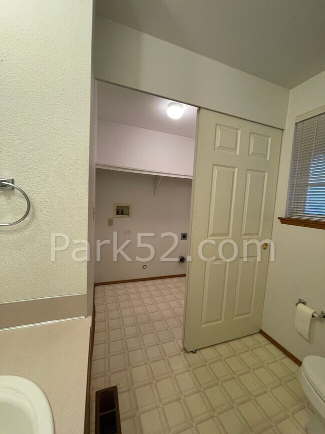Building Photo - 2 Bedroom Townhome in Gig Harbor