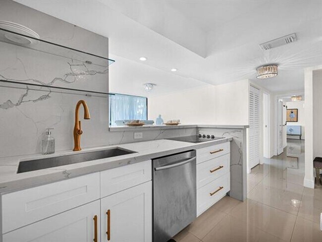 Building Photo - 2049 S Ocean Dr