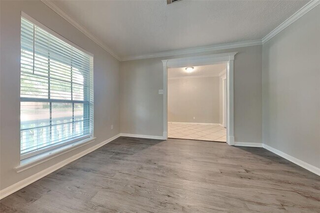 Building Photo - 2206 Lakeville Dr