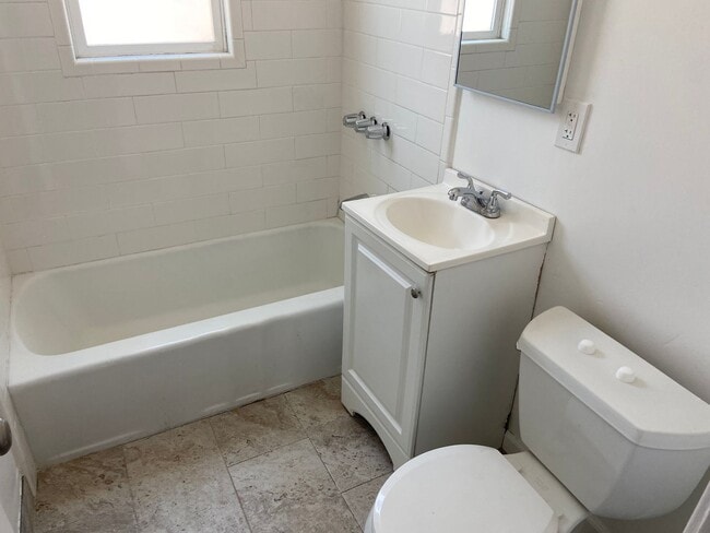 Building Photo - Remodeled 2 Bedroom in Kensington! Washer/...