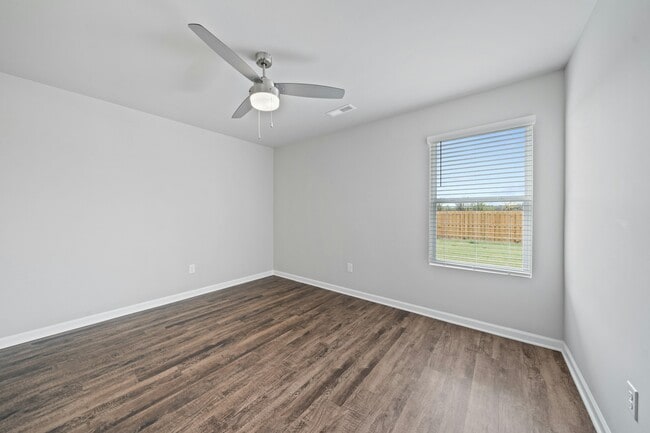 Building Photo - 209 Clear Creek Dr