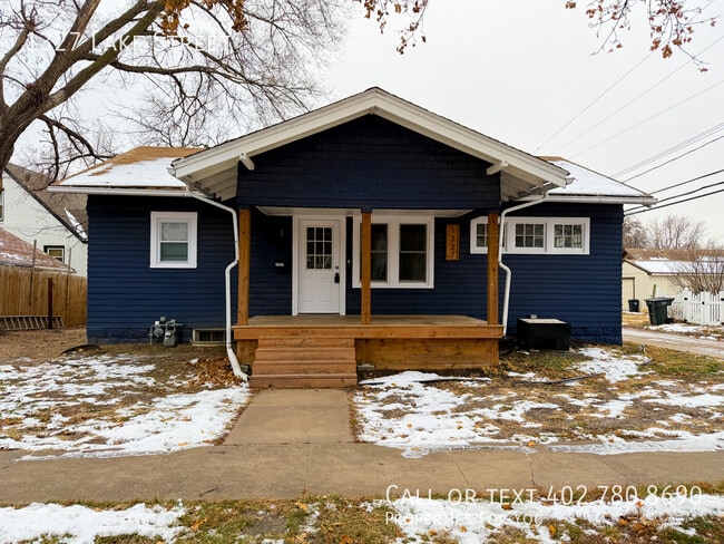 Building Photo - 1327 Lake St