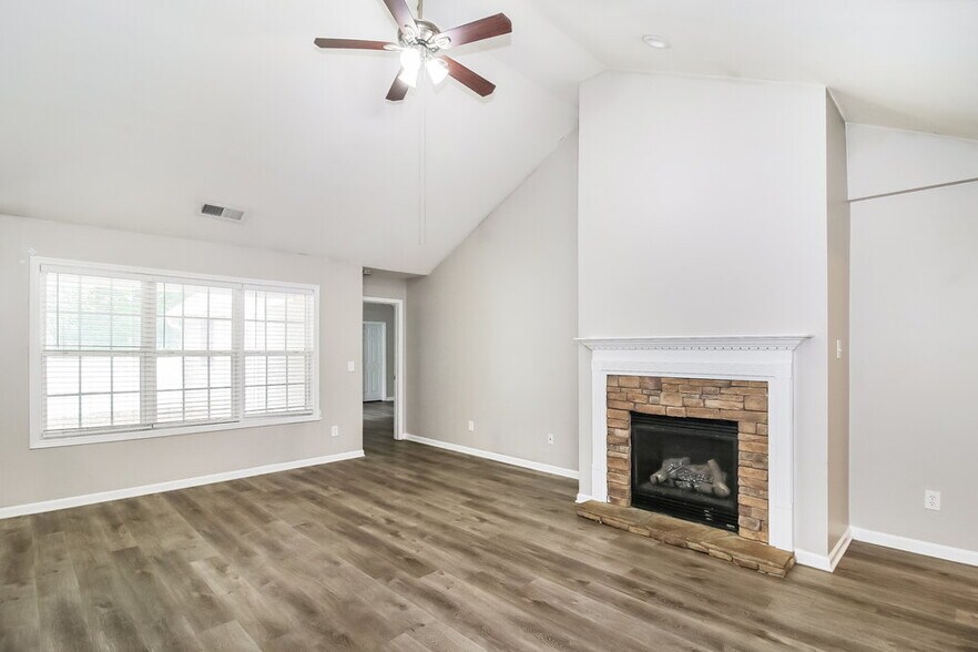Building Photo - 224 Greenview Dr