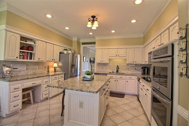 Building Photo - 2345 Linkenholt Dr