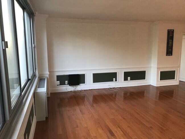 Building Photo - Luxury 1 bedroom 1 bath condo with great amenities