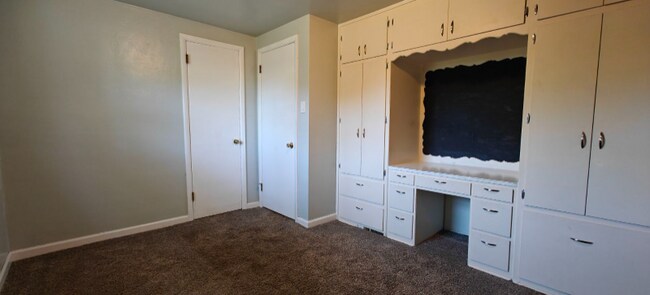 Building Photo - 991 Suburban Dr