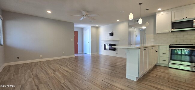 Building Photo - 5525 E Thomas Rd