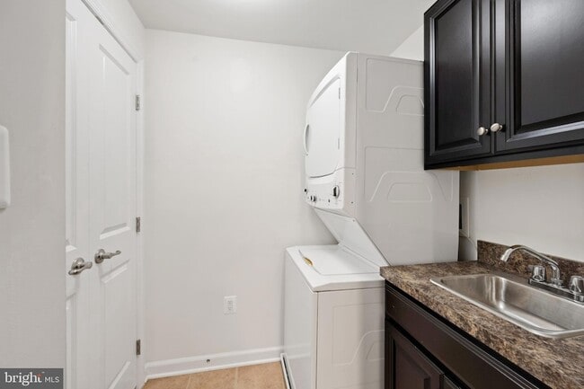 Building Photo - 5822 Oakdale Vlg Rd