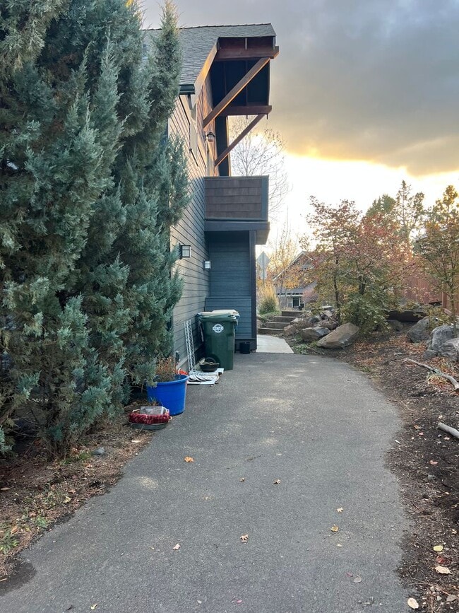 Building Photo - Studio on Awbrey Butte with Great Views