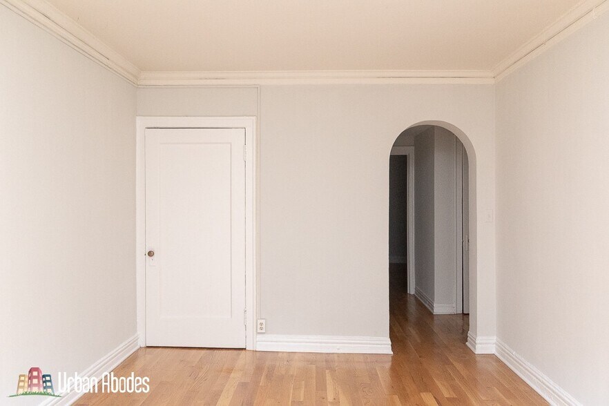 Building Photo - 533 W Roscoe St